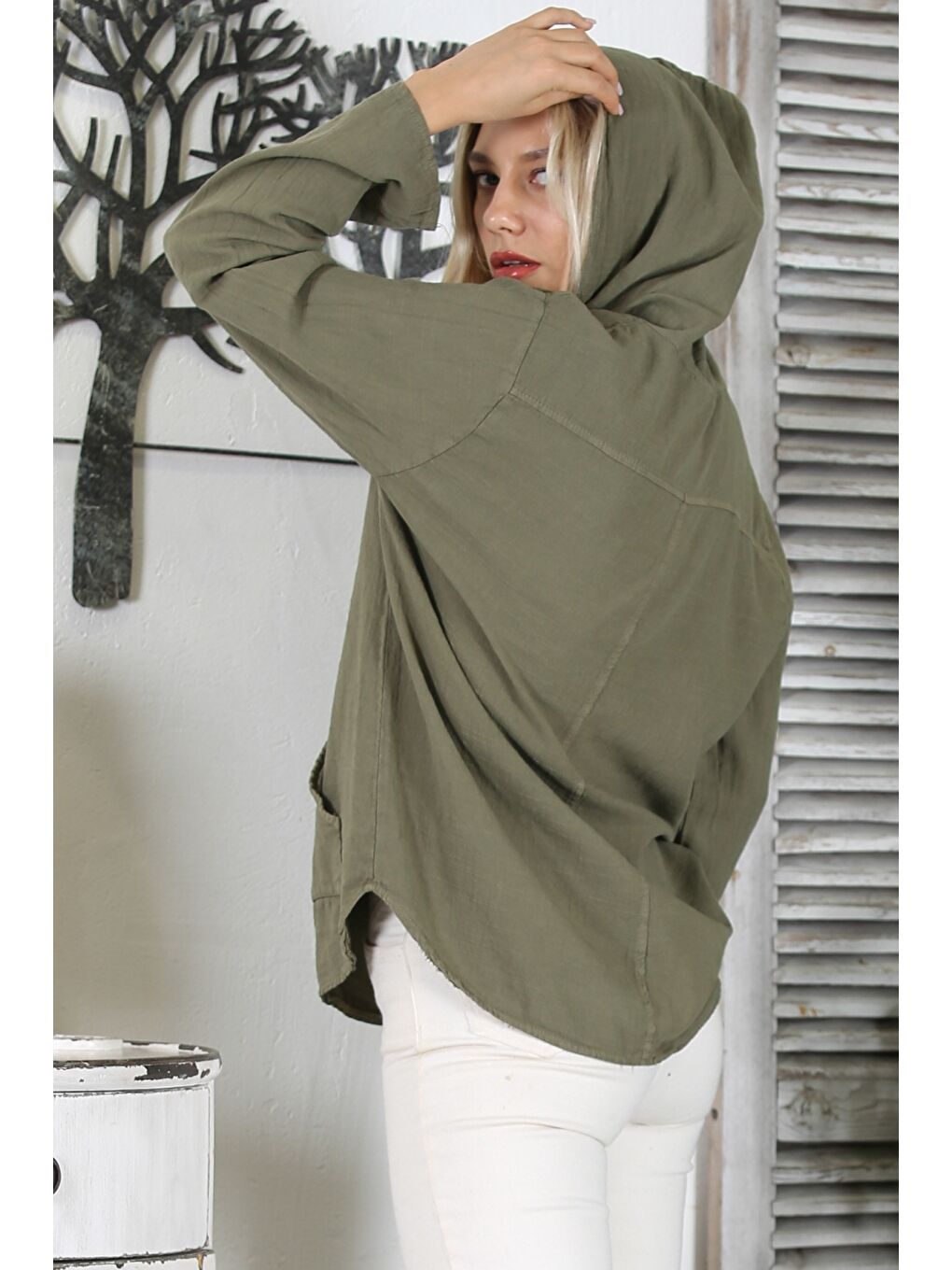 Haki Kapüşonlu Uzun Kol Düğmeli Kanguru Cepli Yıkamalı Dokuma Geniş Kesim Bluz-7