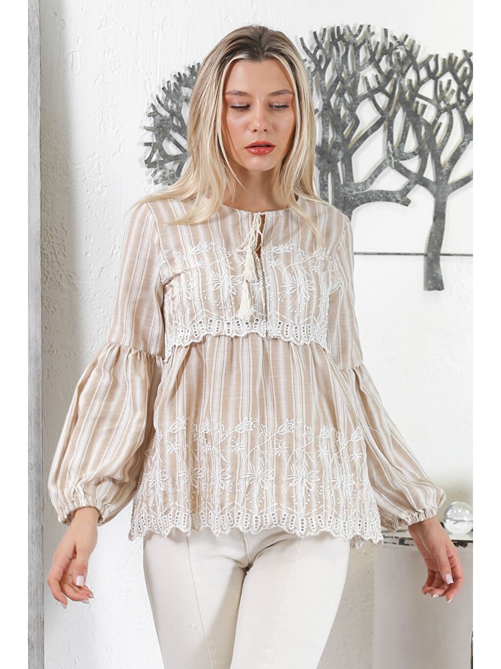 Ekru Krem Rengi Biritli Yaka Büzgülü Kol Çizgili Bağlamalı Nakışlı Fistolu Dokuma Regular Fit Bluz