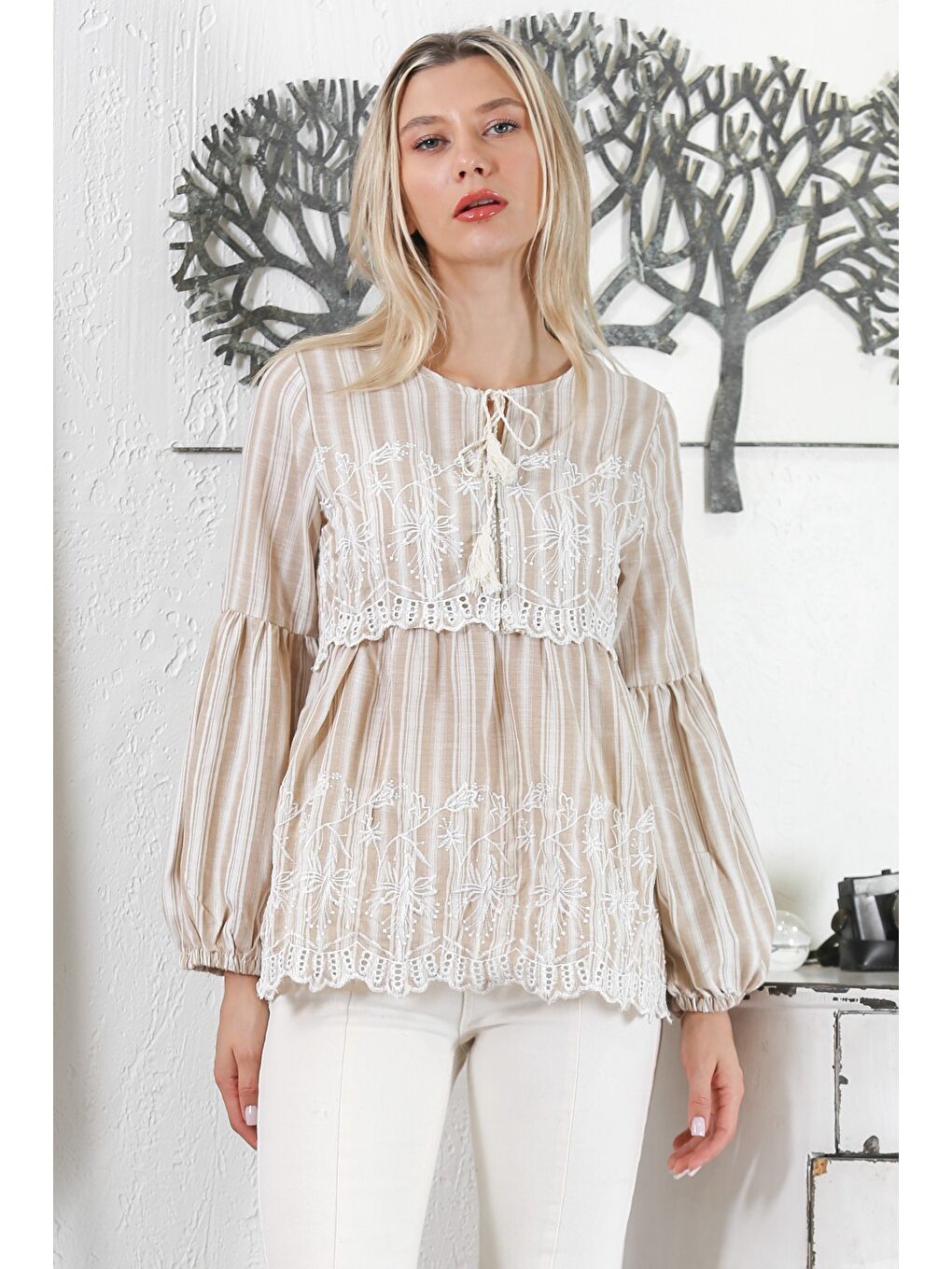 Ekru Krem Rengi Biritli Yaka Büzgülü Kol Çizgili Bağlamalı Nakışlı Fistolu Dokuma Regular Fit Bluz-2