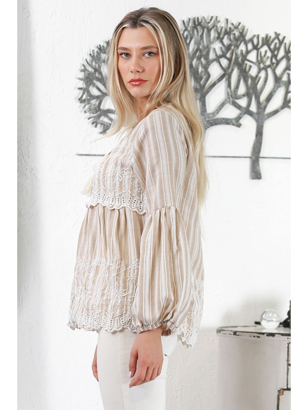 Ekru Krem Rengi Biritli Yaka Büzgülü Kol Çizgili Bağlamalı Nakışlı Fistolu Dokuma Regular Fit Bluz-3