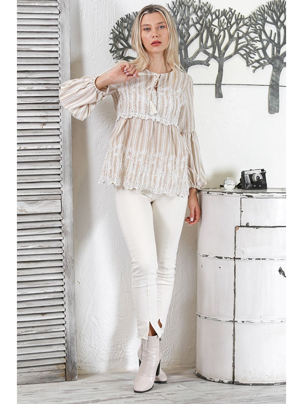 Ekru Krem Rengi Biritli Yaka Büzgülü Kol Çizgili Bağlamalı Nakışlı Fistolu Dokuma Regular Fit Bluz-4