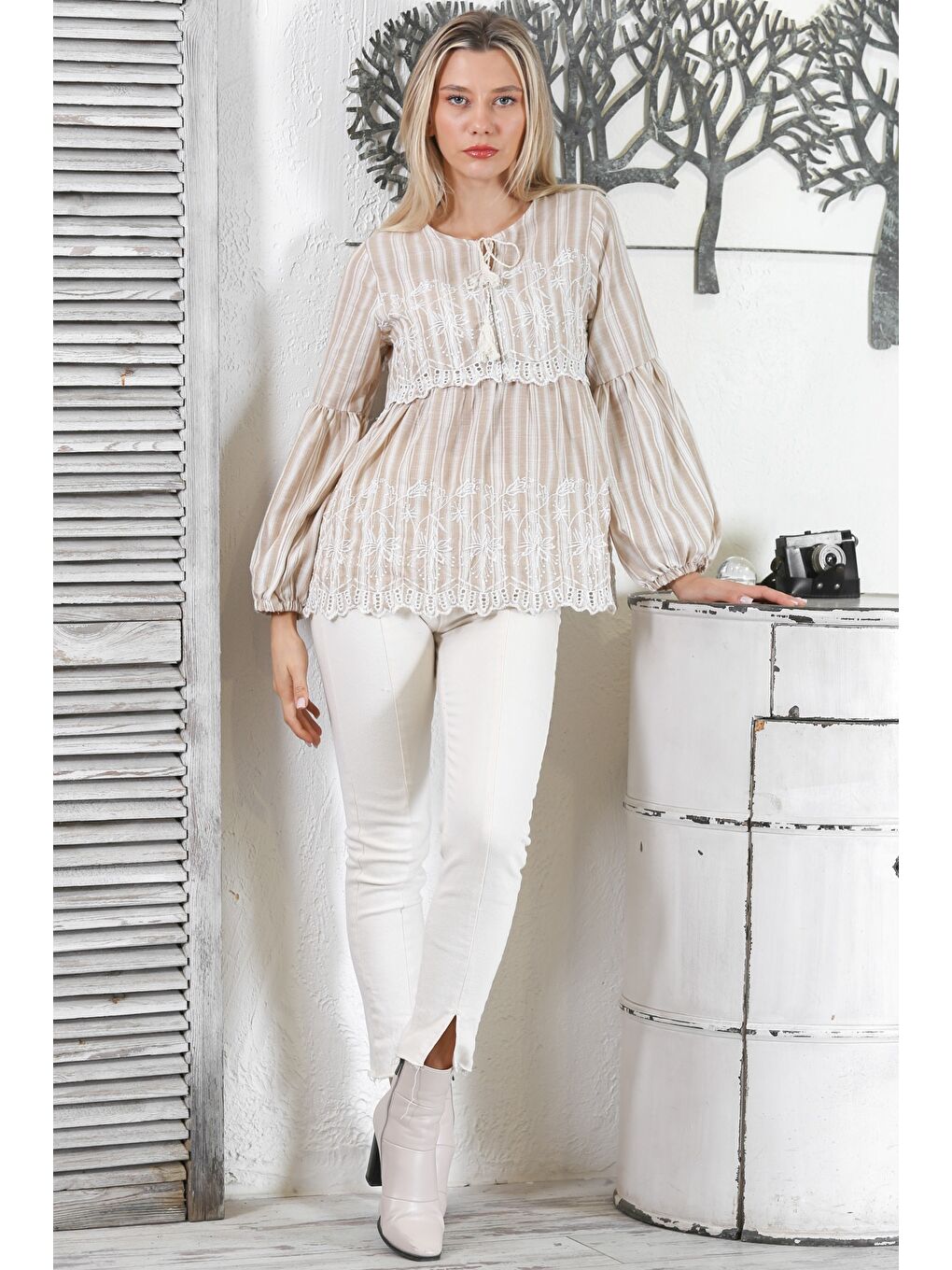 Ekru Krem Rengi Biritli Yaka Büzgülü Kol Çizgili Bağlamalı Nakışlı Fistolu Dokuma Regular Fit Bluz-5