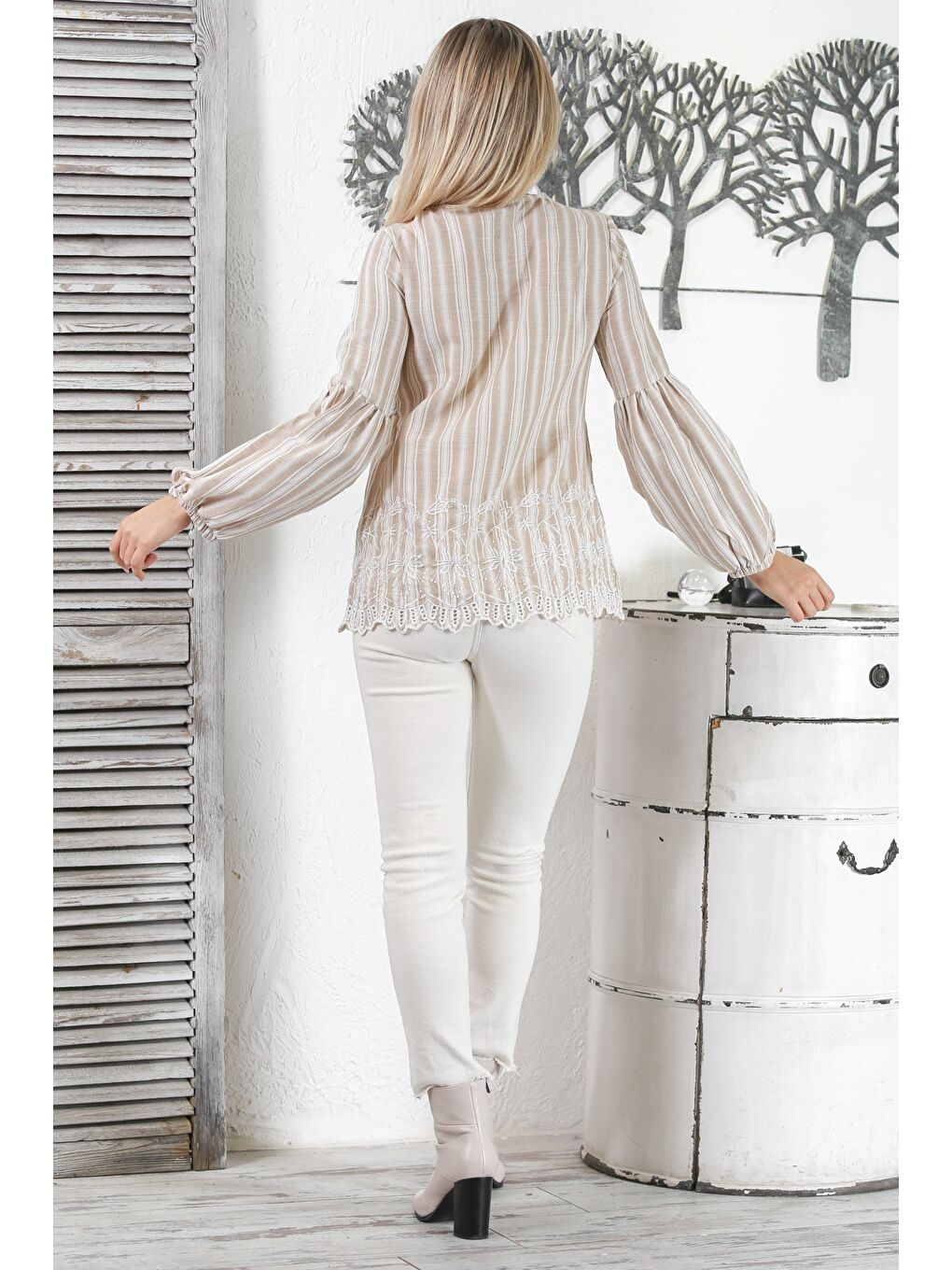 Ekru Krem Rengi Biritli Yaka Büzgülü Kol Çizgili Bağlamalı Nakışlı Fistolu Dokuma Regular Fit Bluz-6