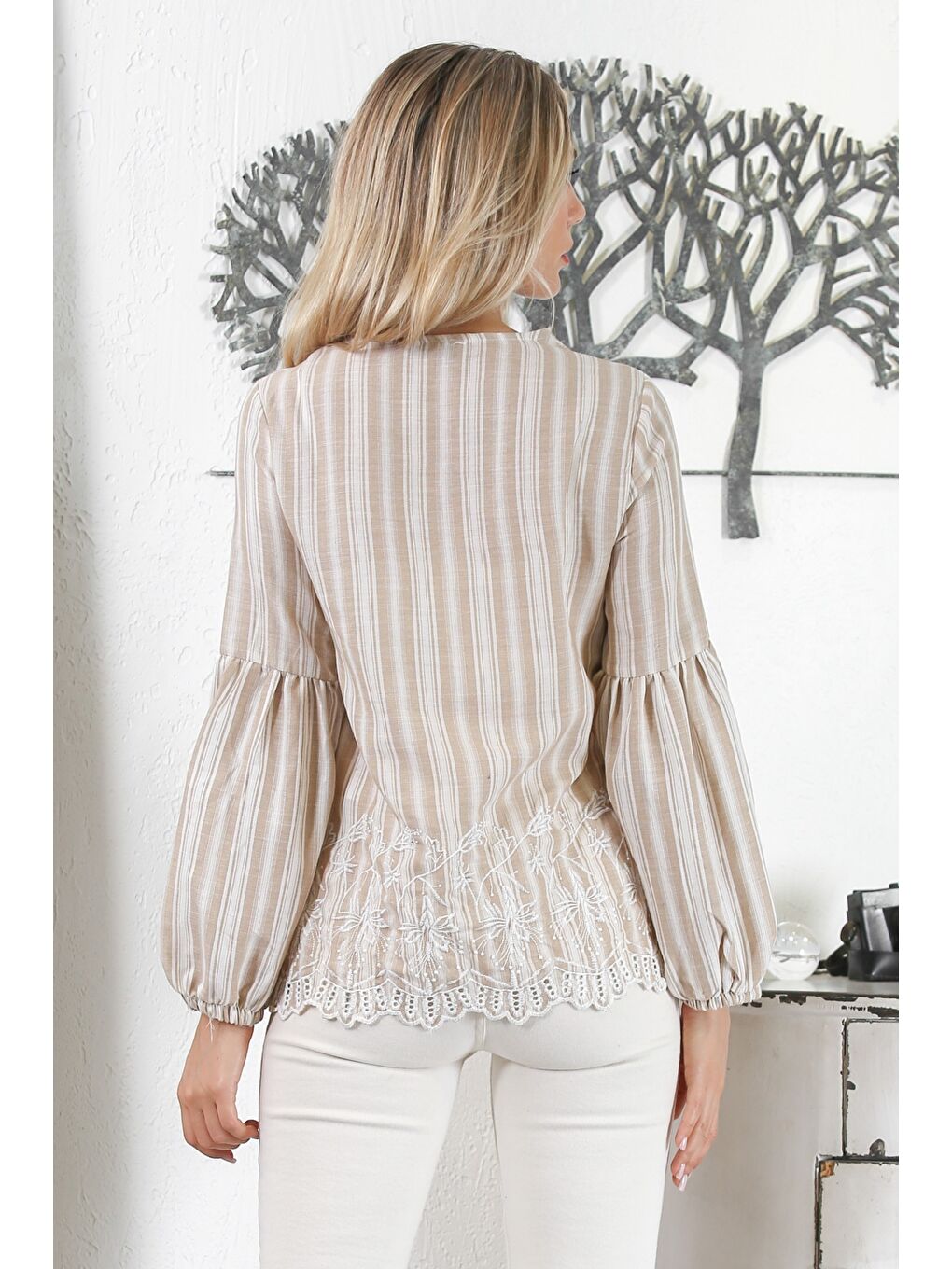 Ekru Krem Rengi Biritli Yaka Büzgülü Kol Çizgili Bağlamalı Nakışlı Fistolu Dokuma Regular Fit Bluz-7