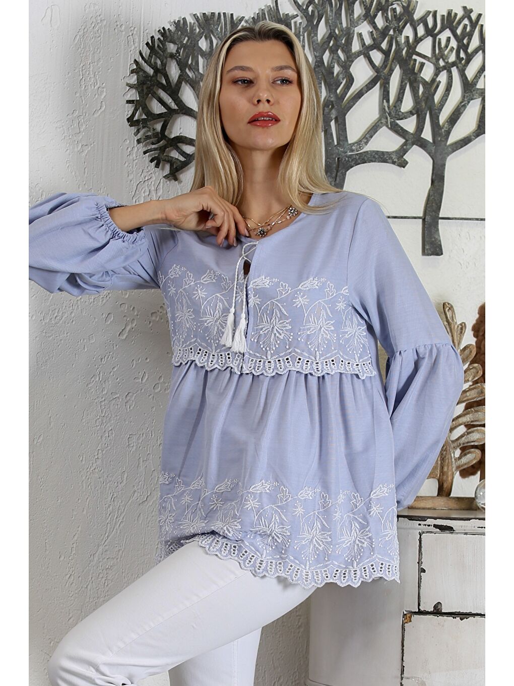 Açık Mavi Biritli Yaka Büzgülü Kol Bağlamalı Nakışlı Fistolu Dokuma Regular Fit Bluz