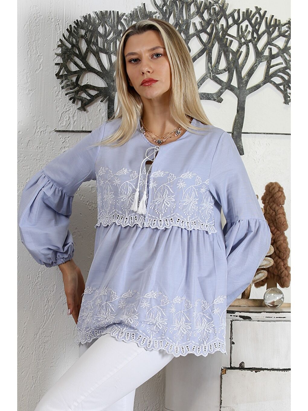 Açık Mavi Biritli Yaka Büzgülü Kol Bağlamalı Nakışlı Fistolu Dokuma Regular Fit Bluz-1
