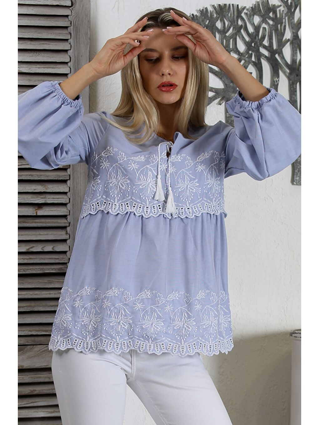 Açık Mavi Biritli Yaka Büzgülü Kol Bağlamalı Nakışlı Fistolu Dokuma Regular Fit Bluz-3