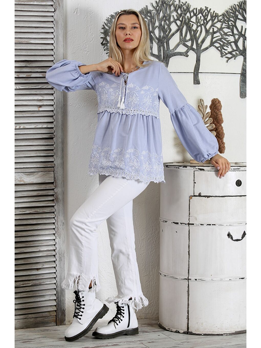 Açık Mavi Biritli Yaka Büzgülü Kol Bağlamalı Nakışlı Fistolu Dokuma Regular Fit Bluz-4