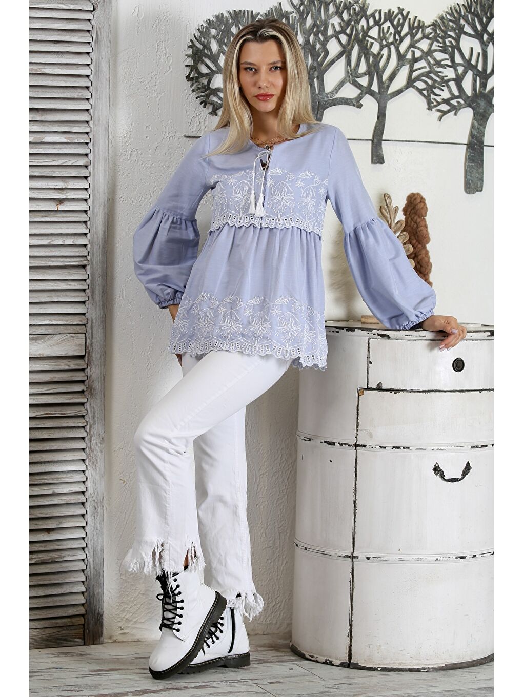 Açık Mavi Biritli Yaka Büzgülü Kol Bağlamalı Nakışlı Fistolu Dokuma Regular Fit Bluz-5