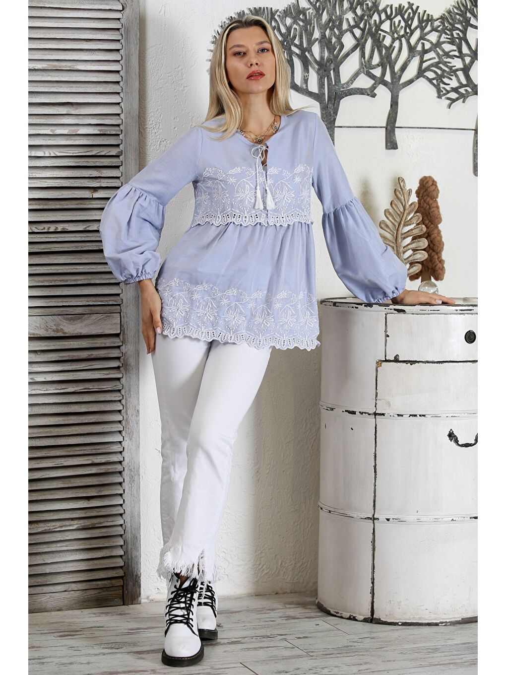 Açık Mavi Biritli Yaka Büzgülü Kol Bağlamalı Nakışlı Fistolu Dokuma Regular Fit Bluz-6