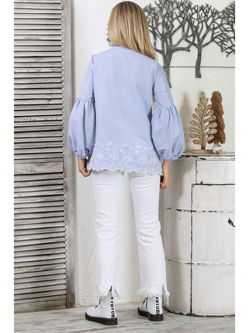 Açık Mavi Biritli Yaka Büzgülü Kol Bağlamalı Nakışlı Fistolu Dokuma Regular Fit Bluz-7