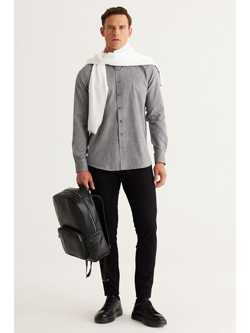 Erkek Siyah Slim Fit Dar Kesim Gizli Düğmeli Yaka Pamuklu Armürlü Gömlek-1