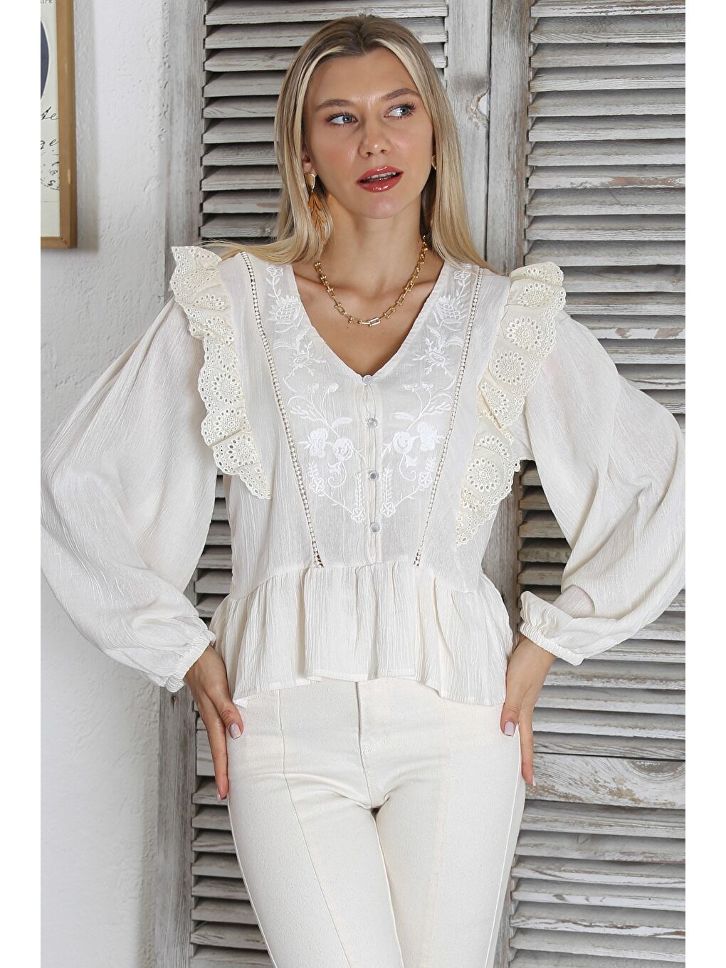 Ekru Krem Rengi V Yaka Balon Kol Düğmeli Fırfırlı Nakışlı Fistolu Dokuma Regular Fit Bluz