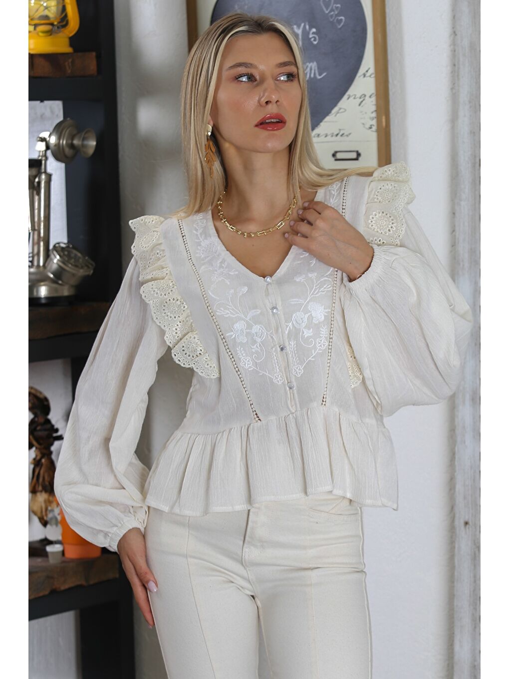 Ekru Krem Rengi V Yaka Balon Kol Düğmeli Fırfırlı Nakışlı Fistolu Dokuma Regular Fit Bluz-1