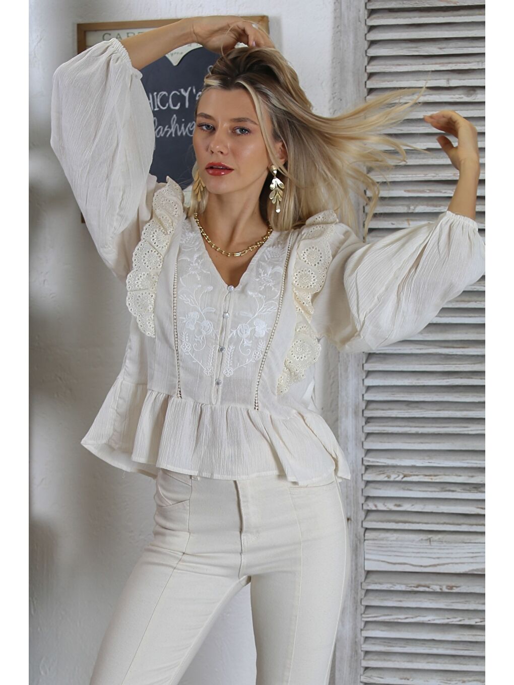 Ekru Krem Rengi V Yaka Balon Kol Düğmeli Fırfırlı Nakışlı Fistolu Dokuma Regular Fit Bluz-2