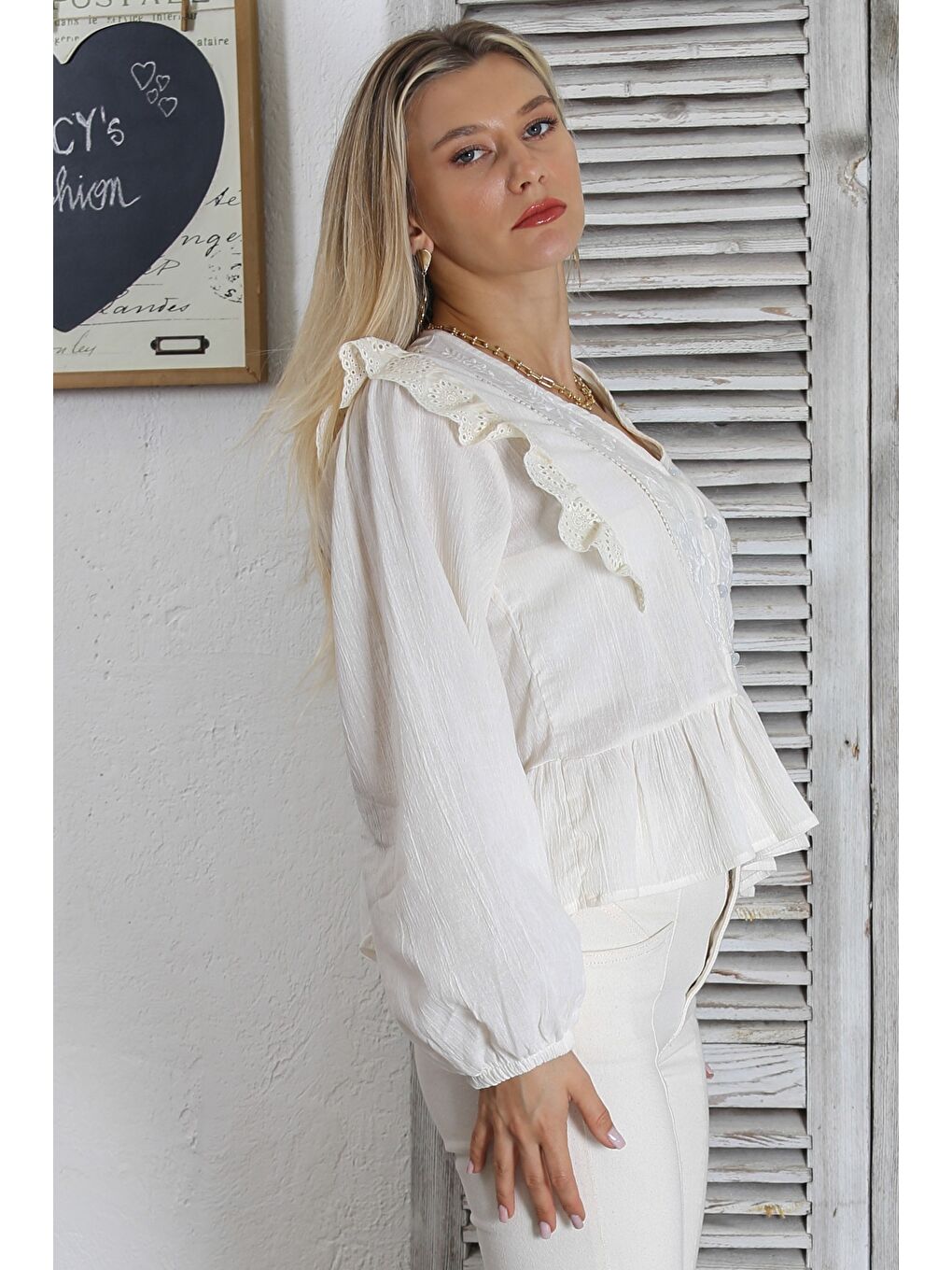 Ekru Krem Rengi V Yaka Balon Kol Düğmeli Fırfırlı Nakışlı Fistolu Dokuma Regular Fit Bluz-3