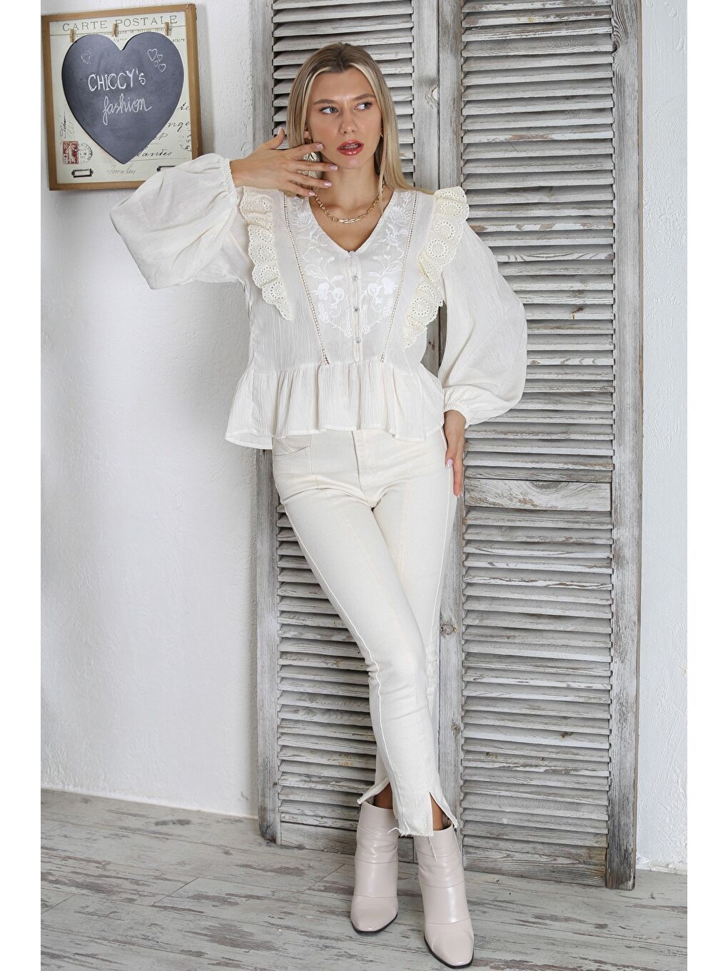 Ekru Krem Rengi V Yaka Balon Kol Düğmeli Fırfırlı Nakışlı Fistolu Dokuma Regular Fit Bluz-4