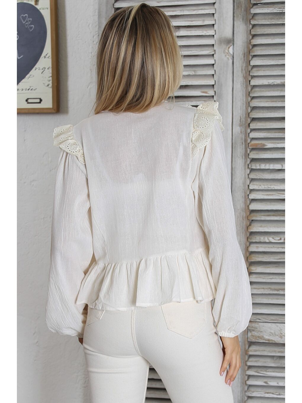 Ekru Krem Rengi V Yaka Balon Kol Düğmeli Fırfırlı Nakışlı Fistolu Dokuma Regular Fit Bluz-7