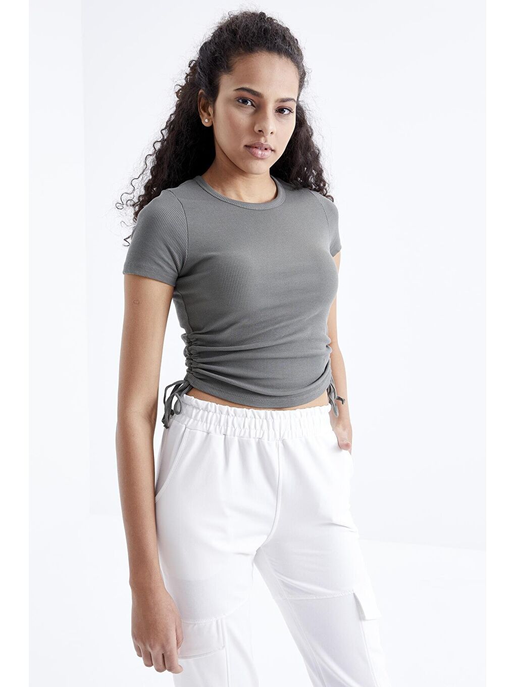 TOMMYLIFE Koyu Yeşil Çağla Basic Yanı Büzgülü O Yaka Kadın Crop Top T-Shirt - 97203 - 2