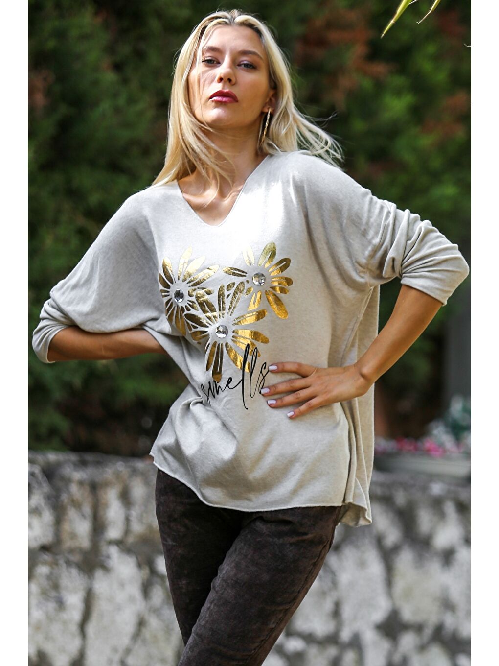 Ekru İtalyan Krem Rengi V Yaka Uzun Kol Çiçek İnce Payetli Varak Baskılı Triko Bluz