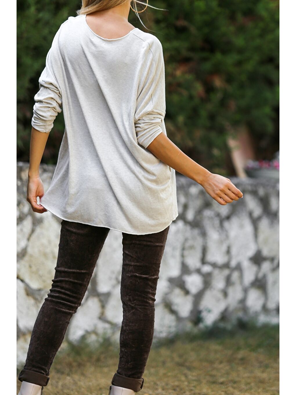 Ekru İtalyan Krem Rengi V Yaka Uzun Kol Çiçek İnce Payetli Varak Baskılı Triko Bluz-1