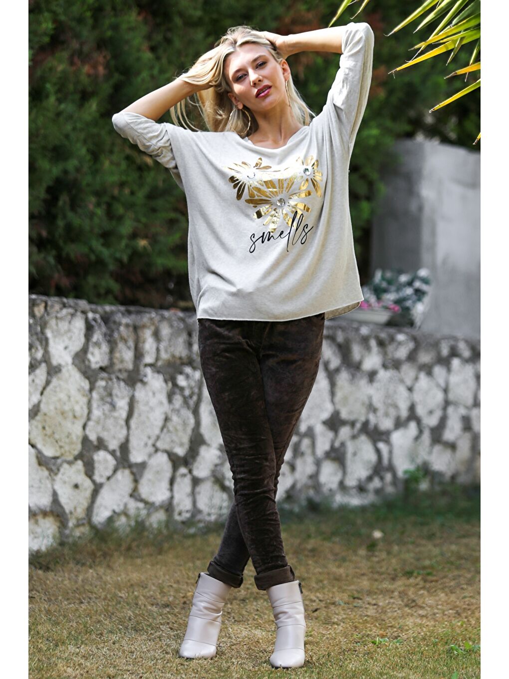 Ekru İtalyan Krem Rengi V Yaka Uzun Kol Çiçek İnce Payetli Varak Baskılı Triko Bluz-2