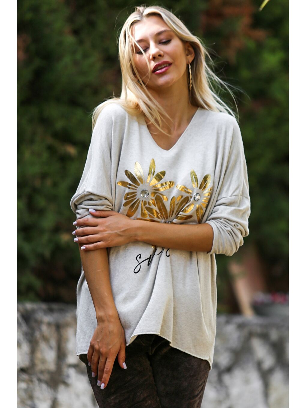 Ekru İtalyan Krem Rengi V Yaka Uzun Kol Çiçek İnce Payetli Varak Baskılı Triko Bluz-3