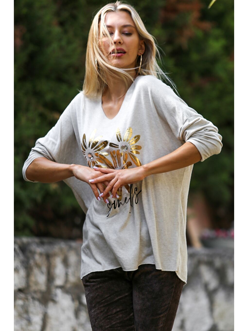 Ekru İtalyan Krem Rengi V Yaka Uzun Kol Çiçek İnce Payetli Varak Baskılı Triko Bluz-4