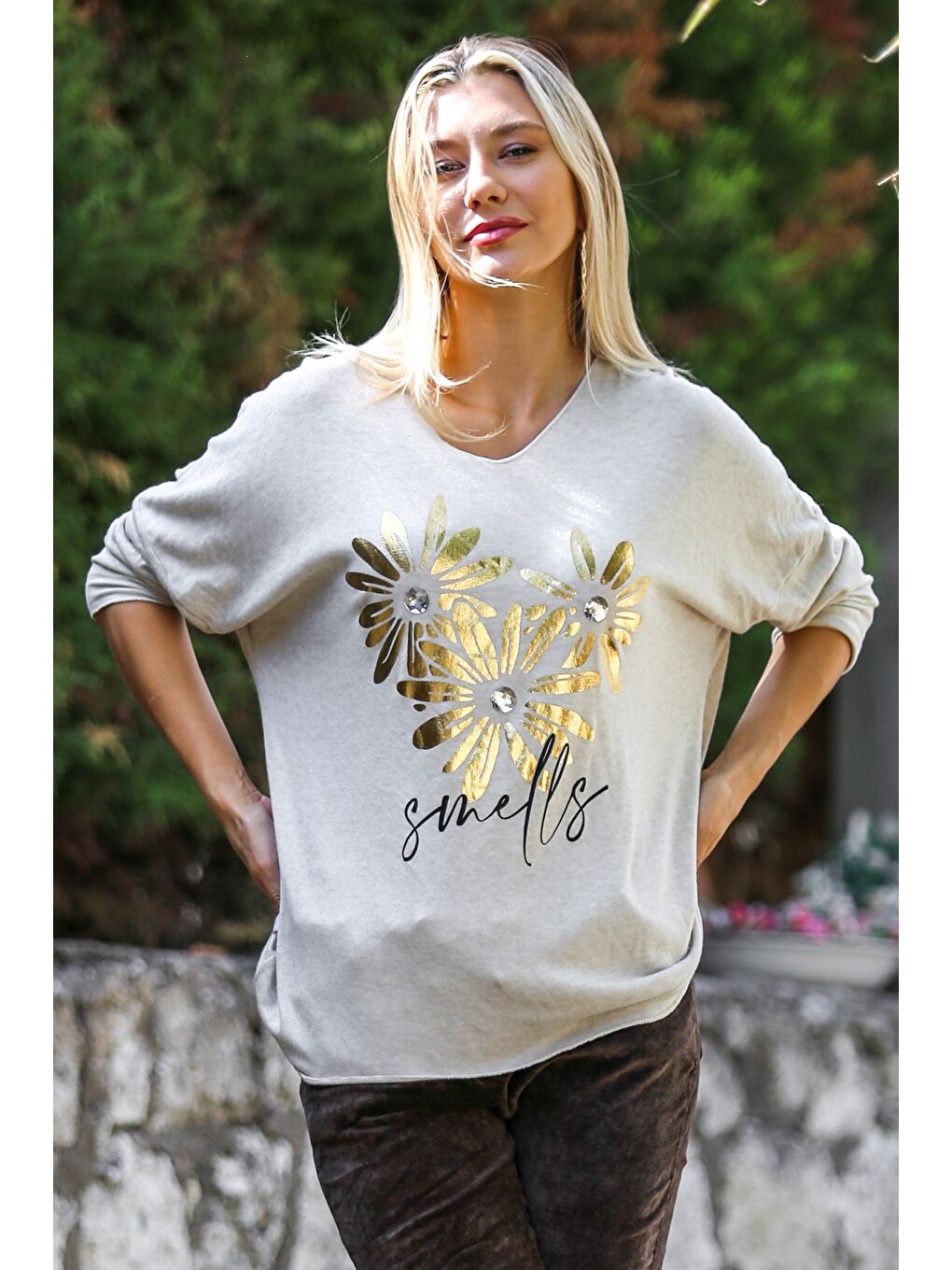 Ekru İtalyan Krem Rengi V Yaka Uzun Kol Çiçek İnce Payetli Varak Baskılı Triko Bluz-5