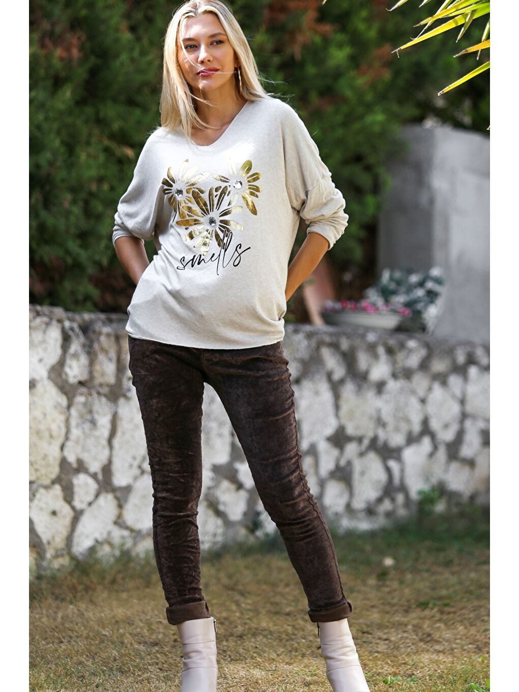 Ekru İtalyan Krem Rengi V Yaka Uzun Kol Çiçek İnce Payetli Varak Baskılı Triko Bluz-6