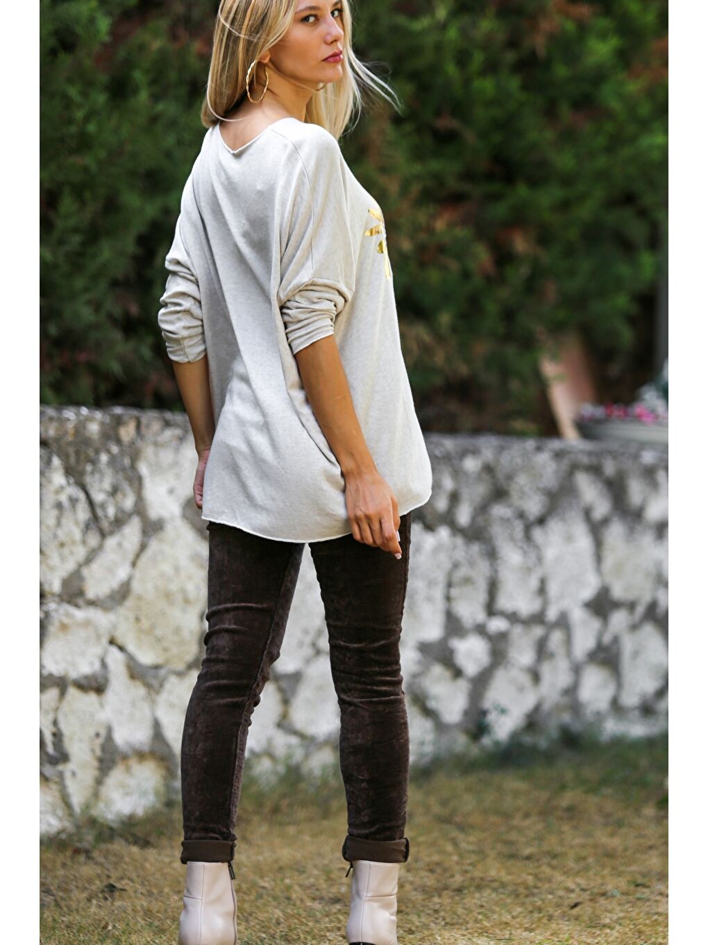 Ekru İtalyan Krem Rengi V Yaka Uzun Kol Çiçek İnce Payetli Varak Baskılı Triko Bluz-7