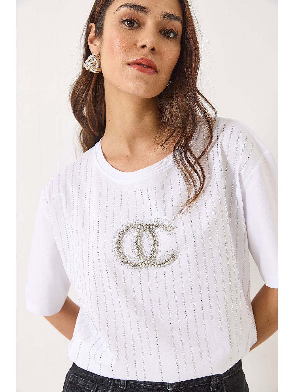 Beyaz Kadın Bisiklet Yaka Kısa Kollu Boncuk Taş Baskılı Salaş T-Shirt