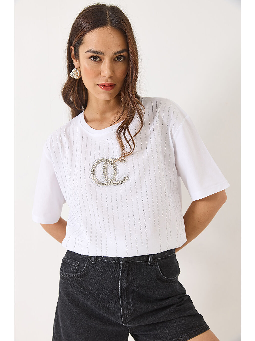 Beyaz Kadın Bisiklet Yaka Kısa Kollu Boncuk Taş Baskılı Salaş T-Shirt-2