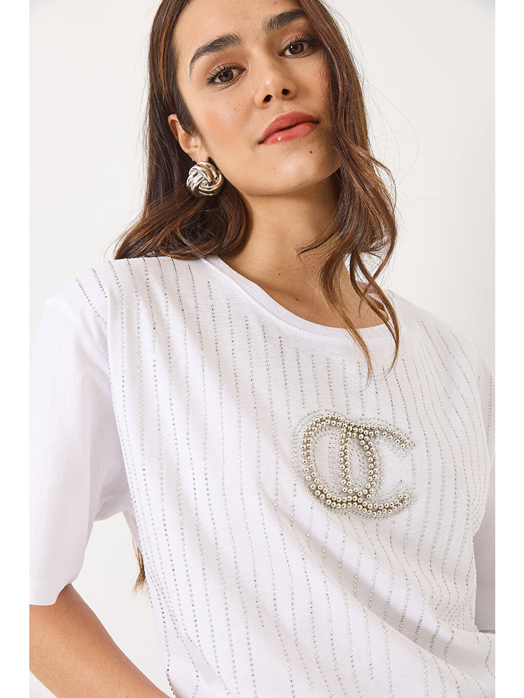 Beyaz Kadın Bisiklet Yaka Kısa Kollu Boncuk Taş Baskılı Salaş T-Shirt-3