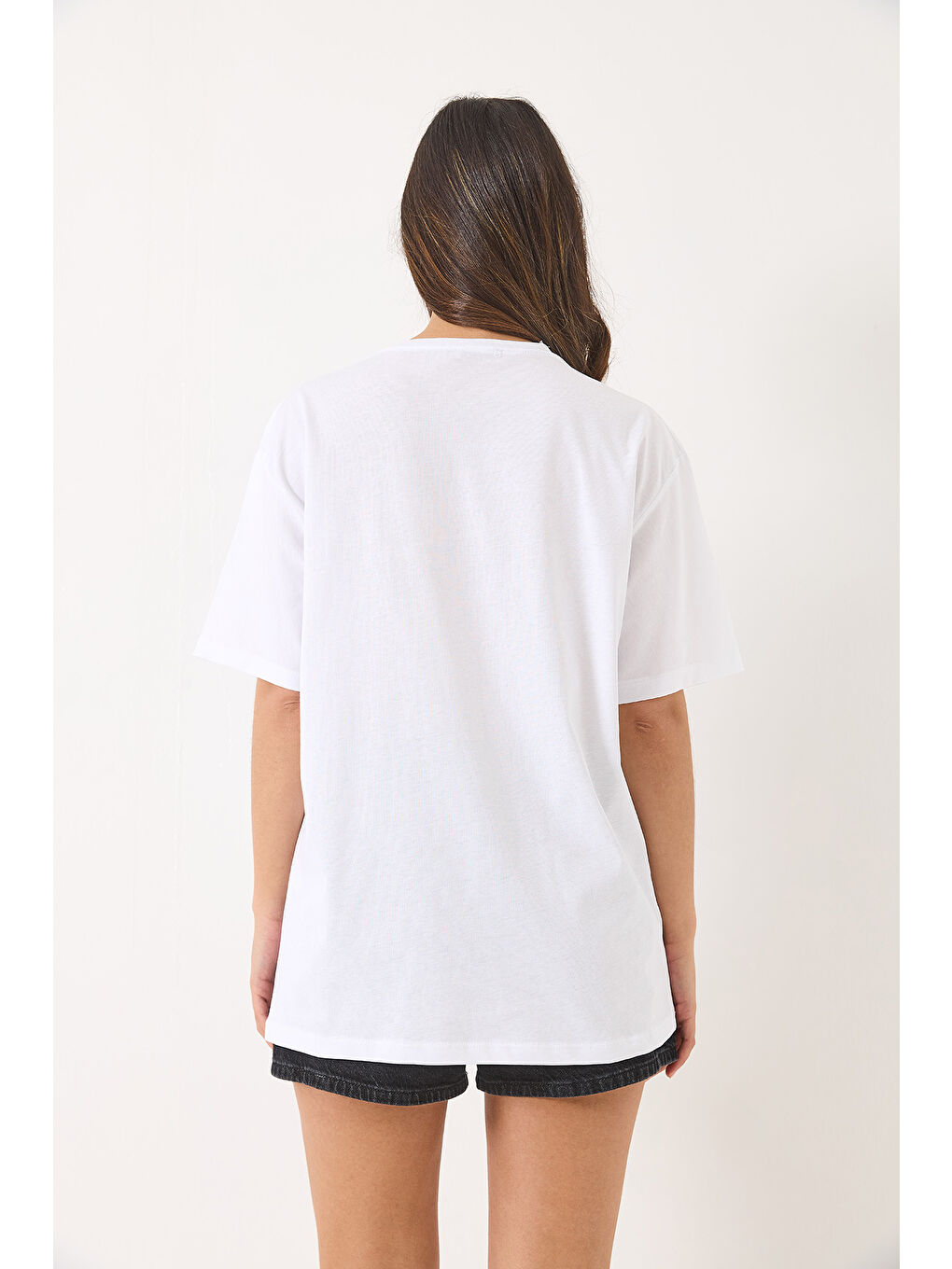 Beyaz Kadın Bisiklet Yaka Kısa Kollu Boncuk Taş Baskılı Salaş T-Shirt-5