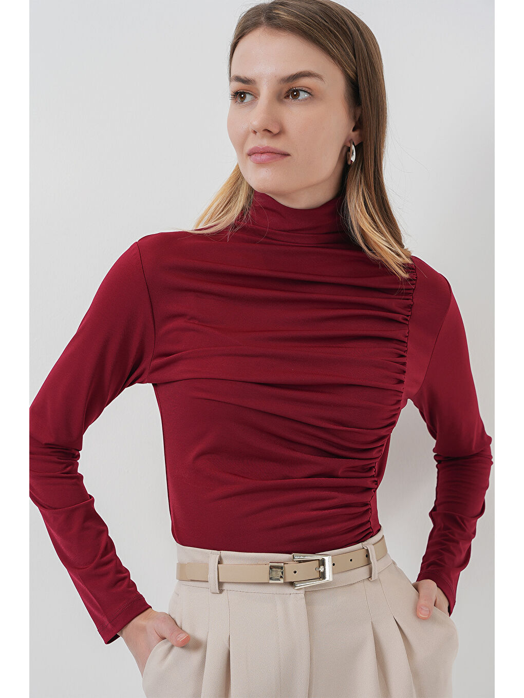 938 Büzgü Detaylı Dik Yaka Sandy Bluz - Bordo-2