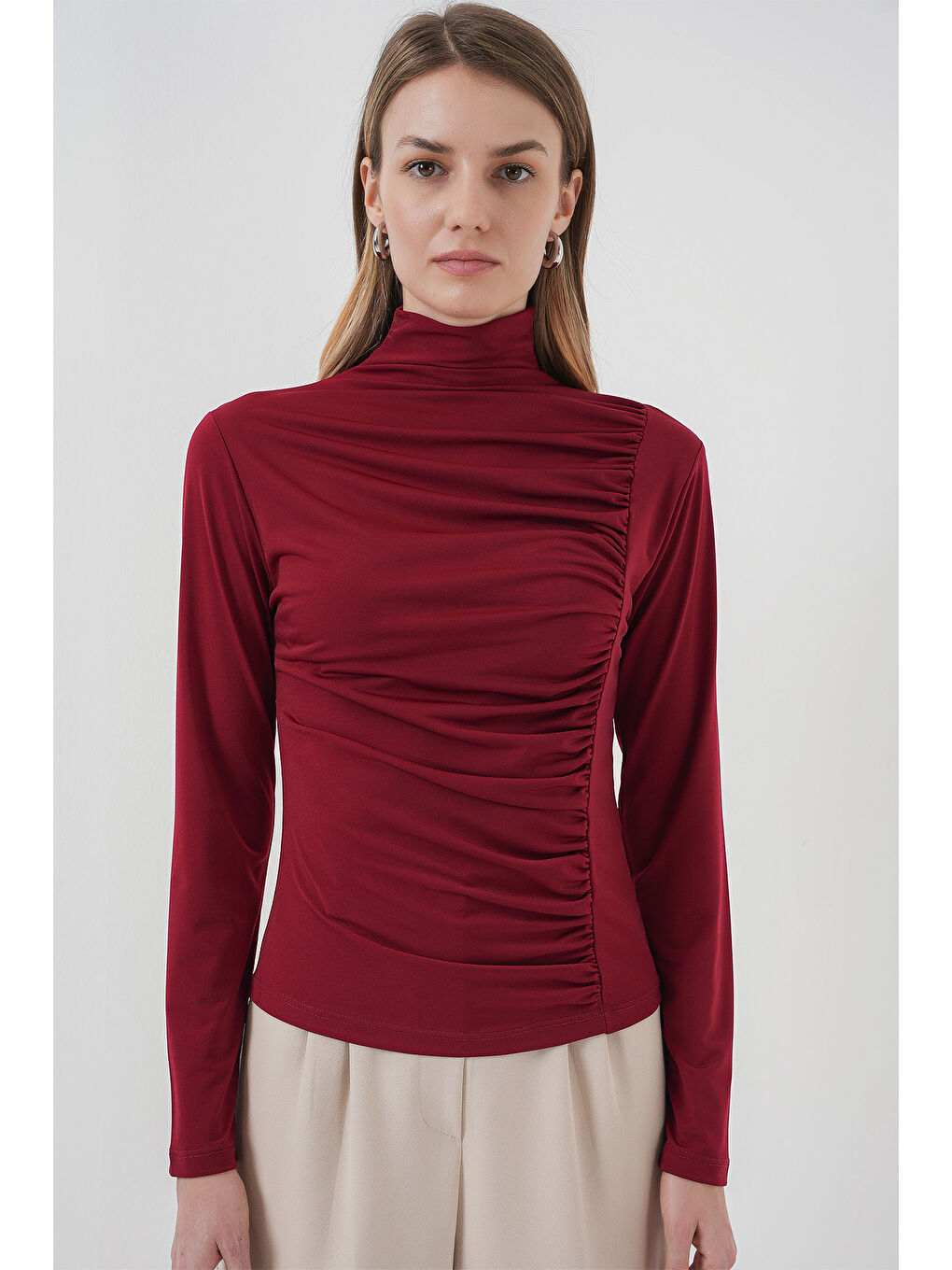 938 Büzgü Detaylı Dik Yaka Sandy Bluz - Bordo-3
