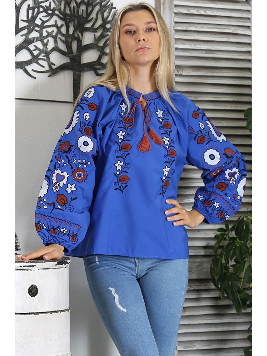 Lavanta Mavisi Biritli Yaka Balon Kol Bağlamalı Yaka Ve Kol Nakışlı Dokuma Regular Fit Bluz-1