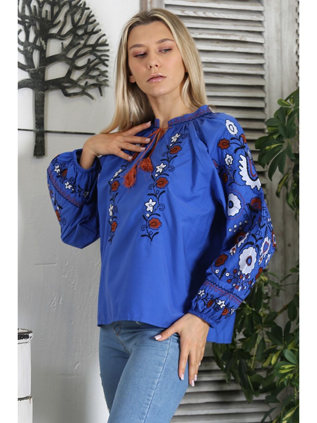 Lavanta Mavisi Biritli Yaka Balon Kol Bağlamalı Yaka Ve Kol Nakışlı Dokuma Regular Fit Bluz-2