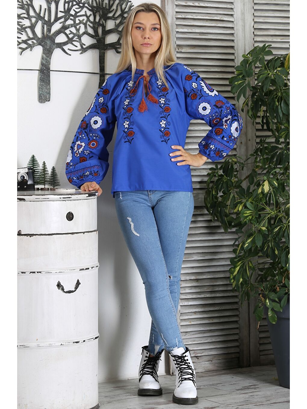 Lavanta Mavisi Biritli Yaka Balon Kol Bağlamalı Yaka Ve Kol Nakışlı Dokuma Regular Fit Bluz-3