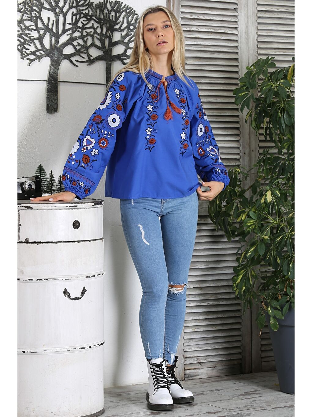 Lavanta Mavisi Biritli Yaka Balon Kol Bağlamalı Yaka Ve Kol Nakışlı Dokuma Regular Fit Bluz-4