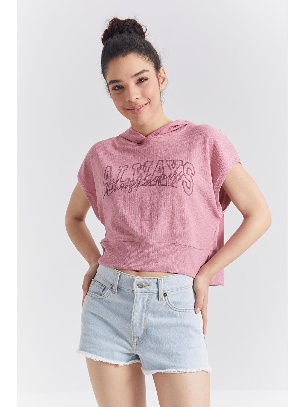 TOMMYLIFE Gülkurusu Gül Kurusu Yazı Baskılı Kapüşonlu Oversize Bürümcük Kumaş Kadın Crop Top T-Shirt  - 97229