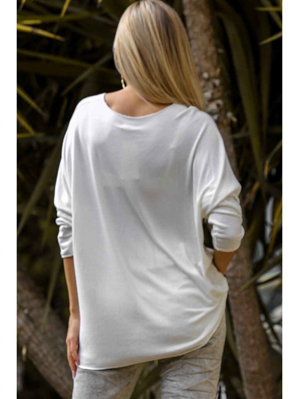 İtalyan Bej V Yaka Uzun Kol Çiçek İnce Payetli Varak Baskılı Triko Bluz-1