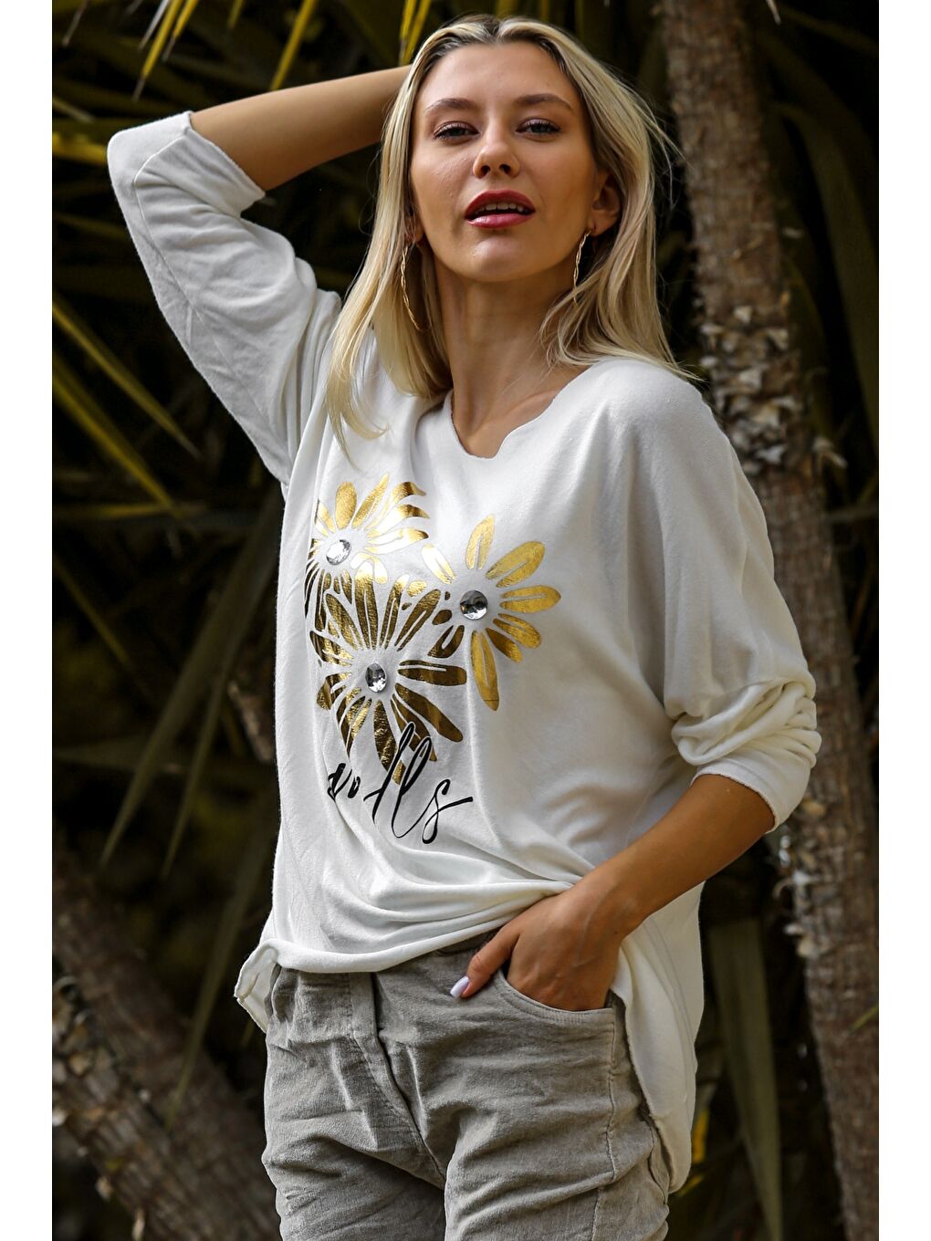 İtalyan Bej V Yaka Uzun Kol Çiçek İnce Payetli Varak Baskılı Triko Bluz-6