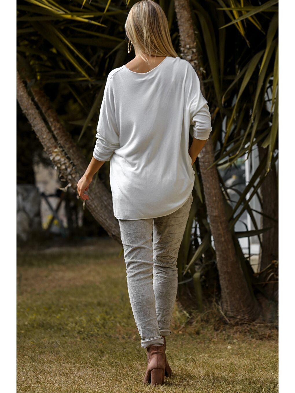 İtalyan Bej V Yaka Uzun Kol Çiçek İnce Payetli Varak Baskılı Triko Bluz-7