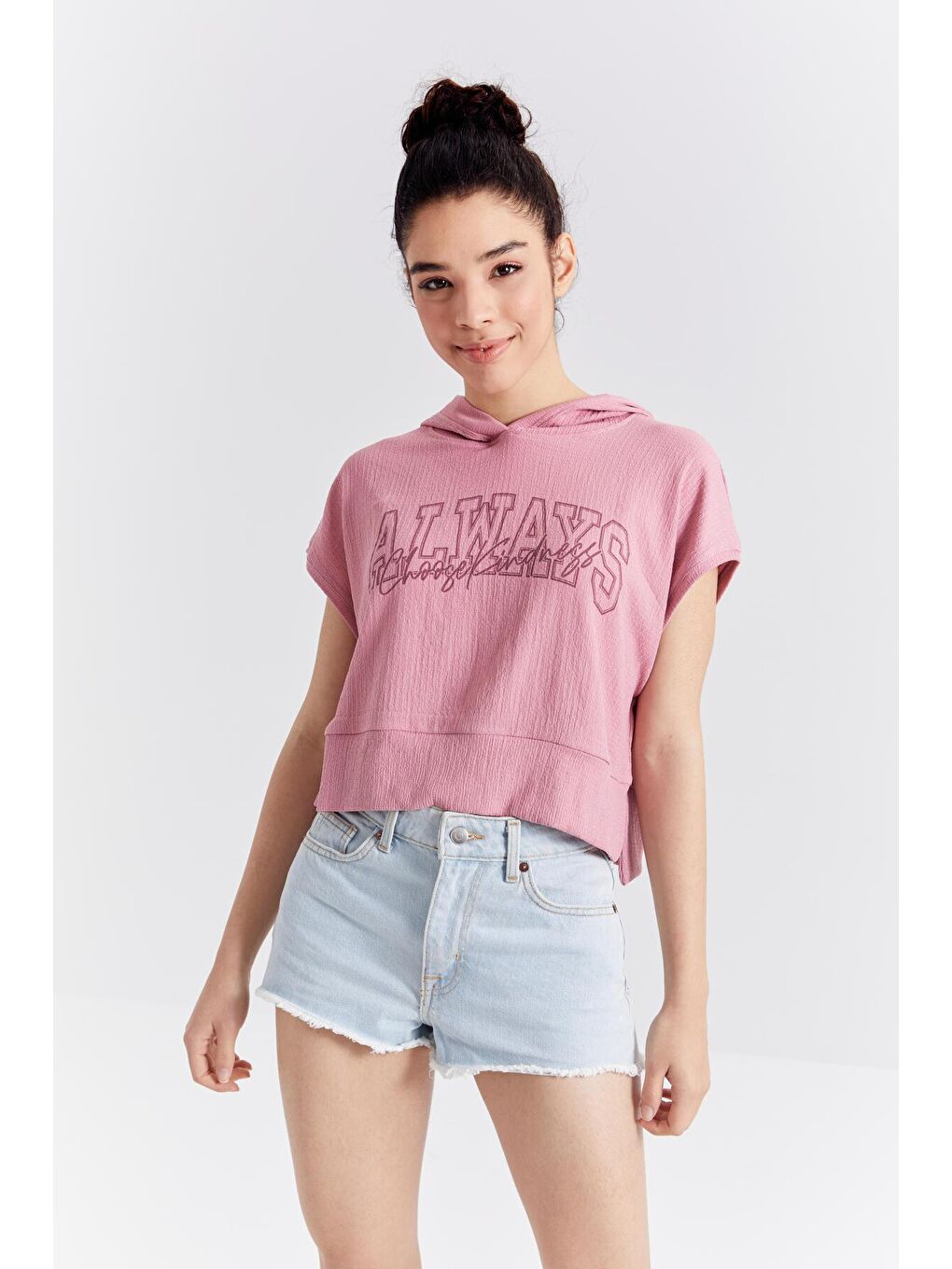 TOMMYLIFE Gülkurusu Gül Kurusu Yazı Baskılı Kapüşonlu Oversize Bürümcük Kumaş Kadın Crop Top T-Shirt  - 97229 - 2