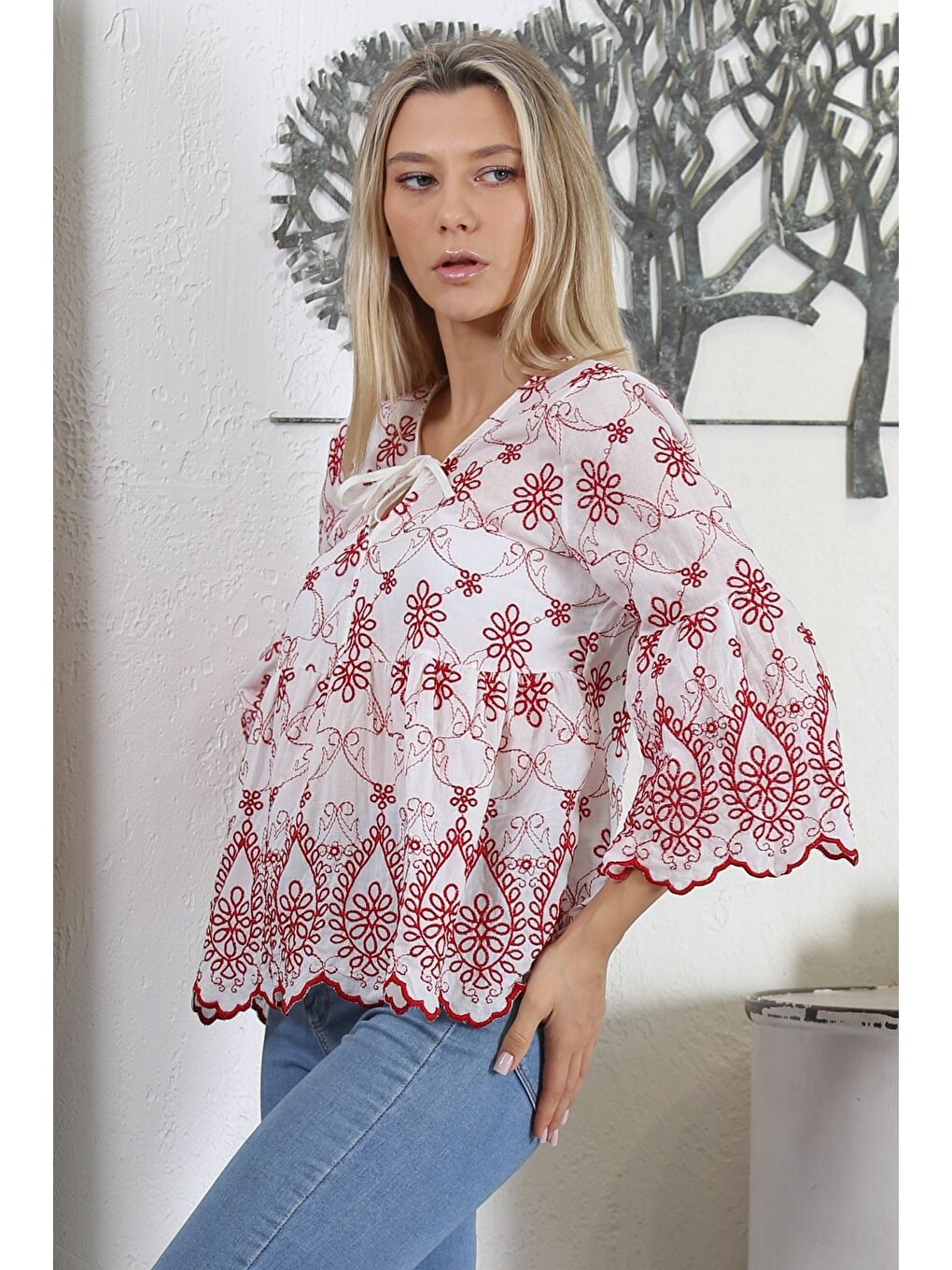 Beyaz V Yaka 3/4 Kol Bağlamalı Allover Nakışlı Dokuma Regular Fit Bluz