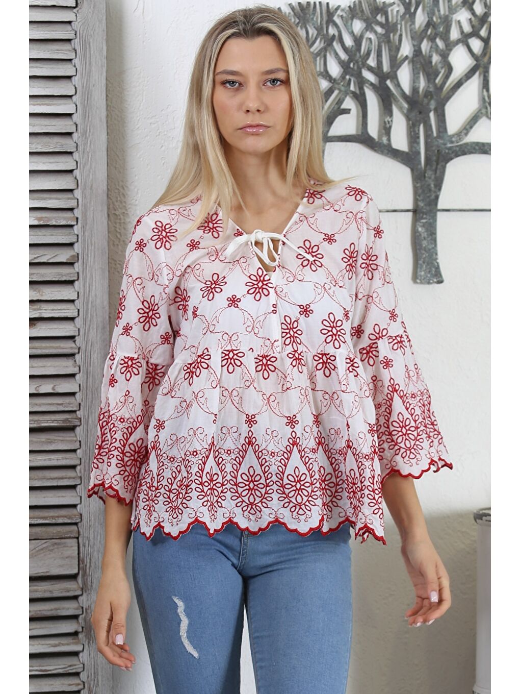 Beyaz V Yaka 3/4 Kol Bağlamalı Allover Nakışlı Dokuma Regular Fit Bluz-1