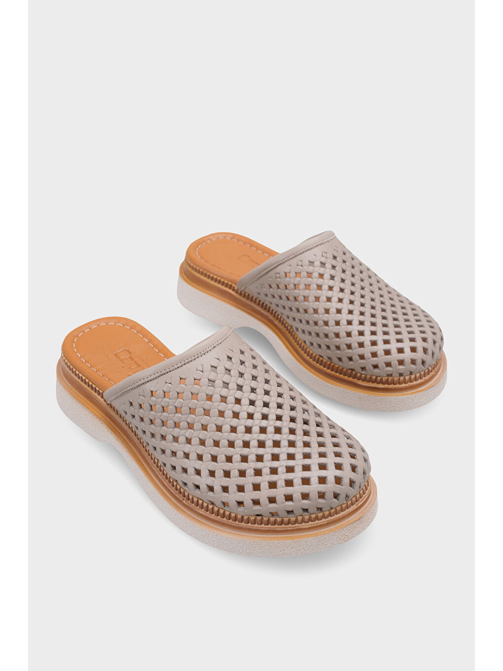 Gri Madelle Hakiki Deri Dolgu Topuk Zımbalı Kadın Sabo-1