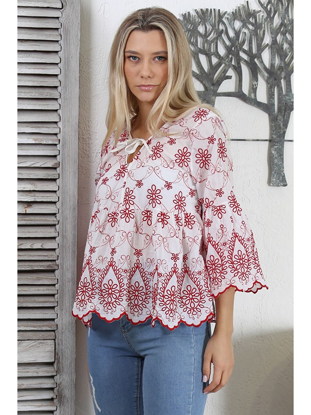 Beyaz V Yaka 3/4 Kol Bağlamalı Allover Nakışlı Dokuma Regular Fit Bluz-2